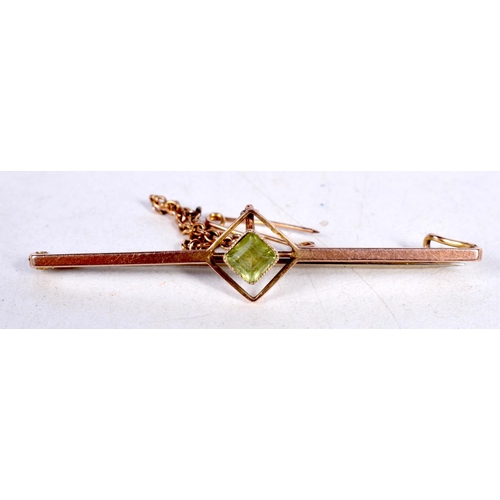 1689 - A 9CT GOLD PERIDOT BAR BROOCH. 2.9 grams. 6.5 cm x 1.5 cm.