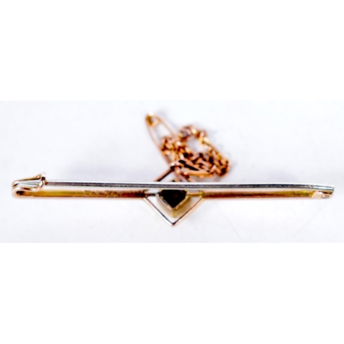 1689 - A 9CT GOLD PERIDOT BAR BROOCH. 2.9 grams. 6.5 cm x 1.5 cm.