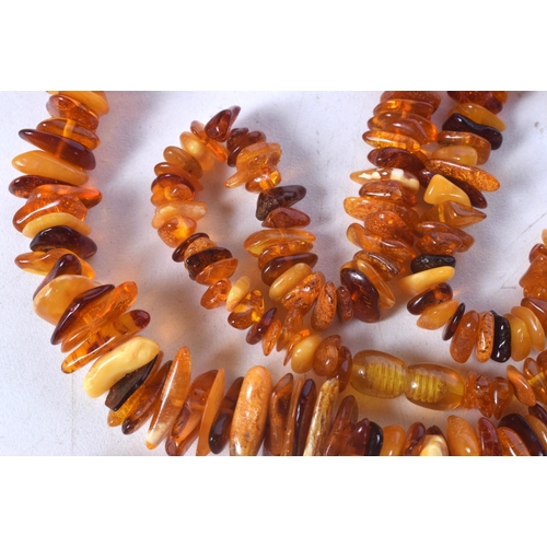 1695 - AMBER JEWELLERY. 109 grams. Largest 84 cm long. (qty)