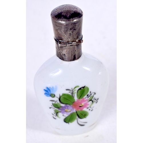 1710 - A SILVER MOUNTED SCENT BOTTLE. 22 grams. 7.5 cm x 3.75 cm.