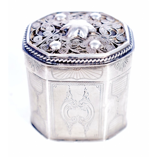 1729 - AN ANTIQUE SILVER BOX. 32 grams. 4.25 cm x 4 cm.