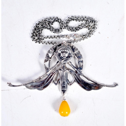 1746 - A SILVER AND AMBER NECKLACE. 37 grams. Chain 46 cm long, pendant 7.5 cm x 10.5 cm.