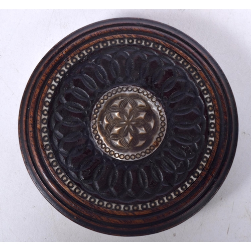 1754 - AN ANTIQUE TREEN SNUFF BOX. 8 cm diameter.