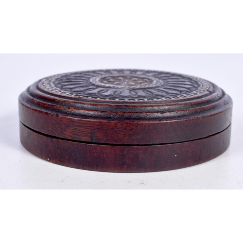 1754 - AN ANTIQUE TREEN SNUFF BOX. 8 cm diameter.