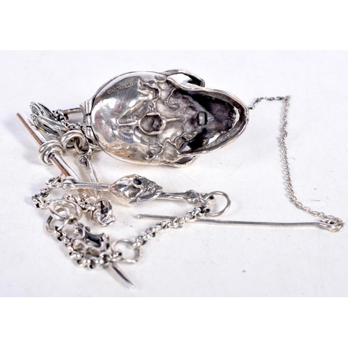 1756 - A SILVER SKULL CHAIN. 58.8 grams. 31 cm long.