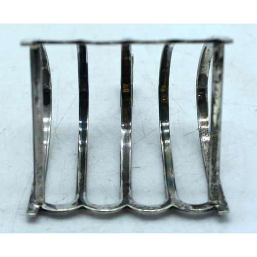 1789 - AN EDWARDIAN CHESTER SILVER TOAST RACK. 94 grams. 11cm x 8 cm.