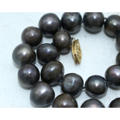 1839 - A BLACK PEARL NECKLACE.  Length 43cm, Pearl size 10.5mm, weight 6.1g