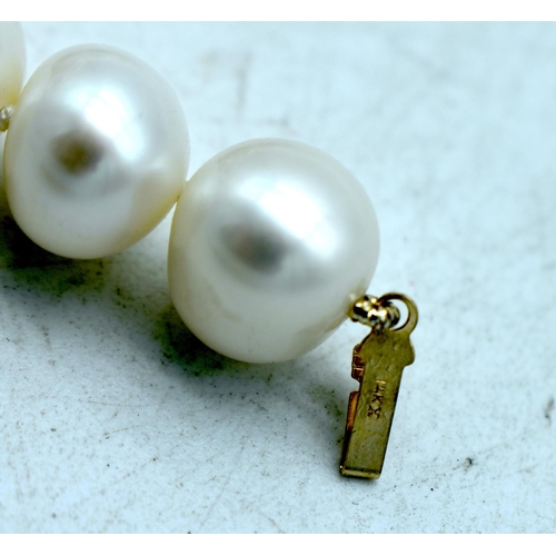 1840 - A PEARL NECKLACE WITH 14CT GOLD MOUNTS.  Stamped 14K, Length 44cm, Pearl size 101mm, weight 7.7g