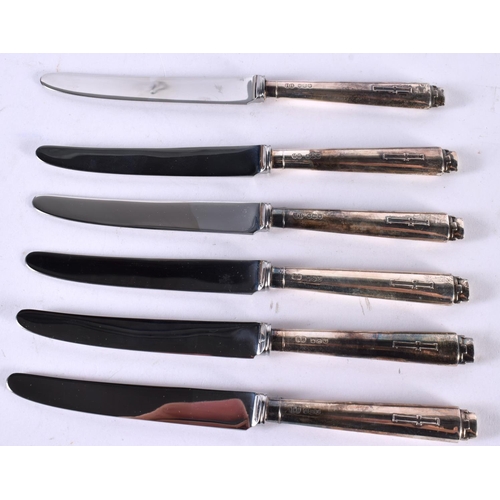 1940 - A SET OF SILVER KNIVES. Sheffield 1961. 134 grams. 16.75 cm long. (6)