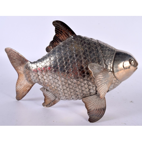 1957 - AN EARLY 20TH CENTURY CONTINENTAL SILVER FISH. 522 grams. 16 cm x 24.5 cm.