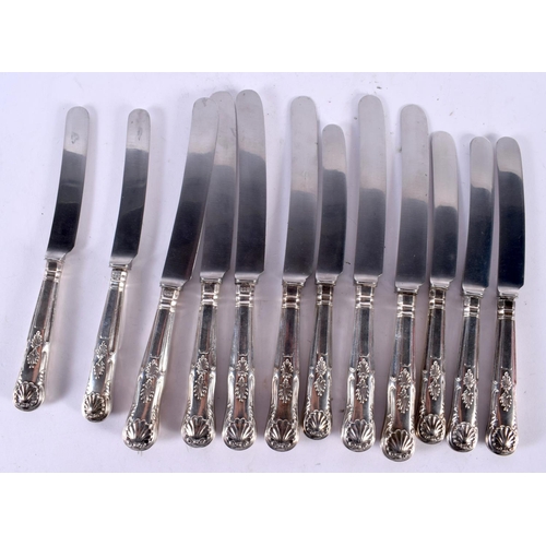 1964 - A SET OF ANTIQUE SILVER HANDLED KNIVES. 916 grams overall. (qty)