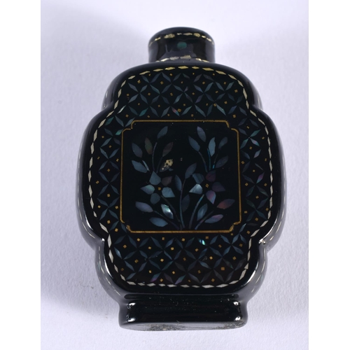 2004 - A LATE 19TH CENTURY CHINESE BLACK LACQUER MOTHER OF PEARL SNUFF BOTTLE Qing. 5.5 cm x 3.5 cm.