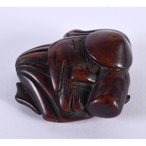 2009 - AN UNUSUAL 18TH CENTURY JAPANESE EDO PERIOD CARVED WOOD NETSUKE modelled as a male hiding under a ro... 