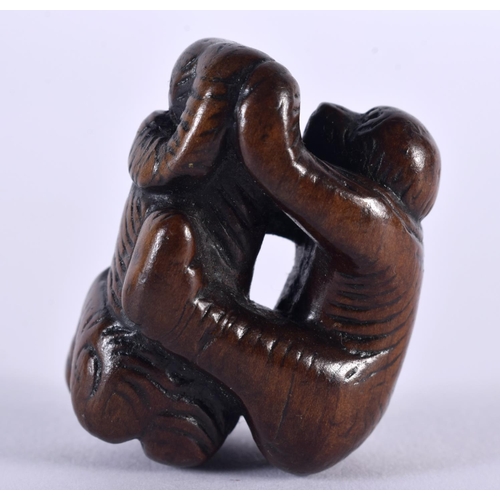 2010 - AN UNUSUAL 18TH CENTURY JAPANESE EDO PERIOD CARVED WOOD NETSUKE modelled as two animals with incised... 