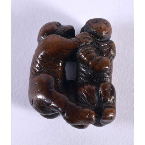 2010 - AN UNUSUAL 18TH CENTURY JAPANESE EDO PERIOD CARVED WOOD NETSUKE modelled as two animals with incised... 