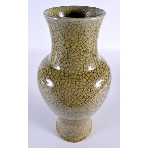 2026 - A LARGE EARLY 20TH CENTURY CHINESE GE TYPE BALUSTER STONEWARE VASE Late Qing/Republic. 33 cm high.