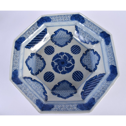 2033 - A LARGE 18TH/19TH CENTURY CHINESE BLUE AND WHITE PORCELAIN DISH of octagonal form. 30cm wide.