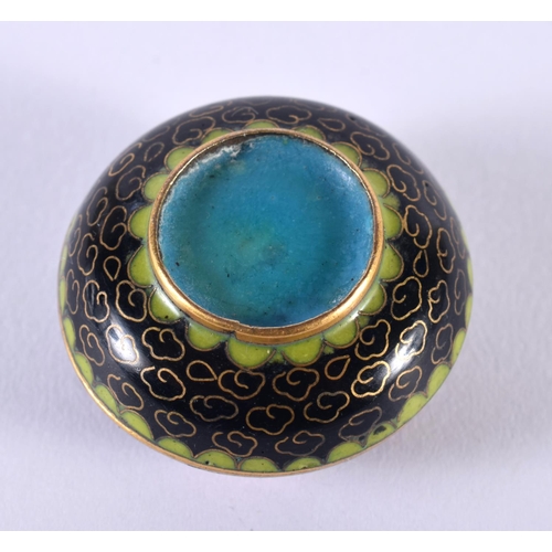 2059 - A MINIATURE EARLY 20TH CENTURY CHINESE CLOISONNE ENAMEL BOX AND COVER Late Qing/Republic. 3 cm diame... 