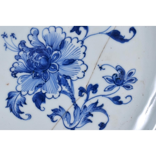 2074 - A LARGE EARLY 18TH CENTURY CHINESE BLUE AND WHITE PORCELAIN DISH Yongzheng/Qianlong. 33 cm diameter.