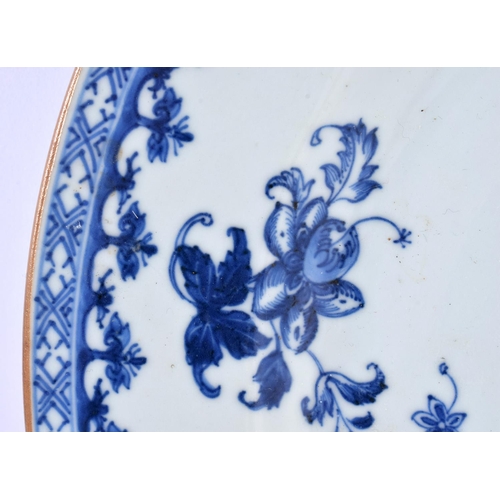 2074 - A LARGE EARLY 18TH CENTURY CHINESE BLUE AND WHITE PORCELAIN DISH Yongzheng/Qianlong. 33 cm diameter.