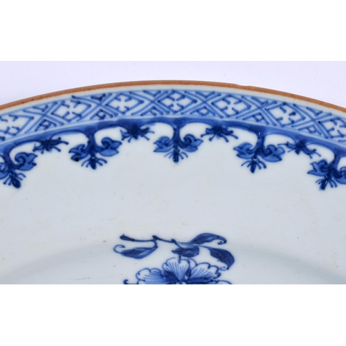 2074 - A LARGE EARLY 18TH CENTURY CHINESE BLUE AND WHITE PORCELAIN DISH Yongzheng/Qianlong. 33 cm diameter.