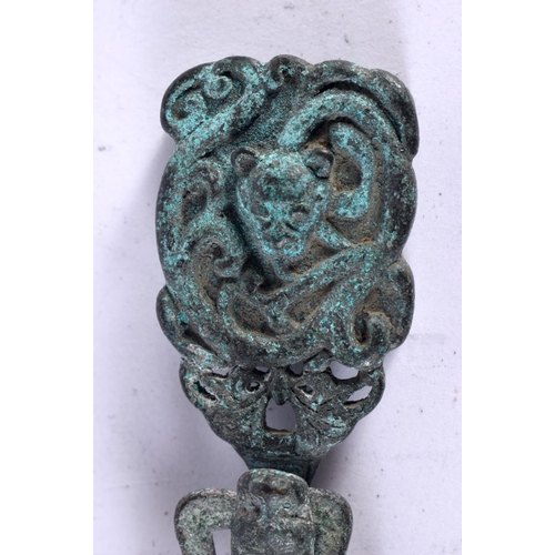 2100 - A CHINESE QING DYNASTY BRONZE DRAGON BELT BUCKLE. 7.5 cm long.