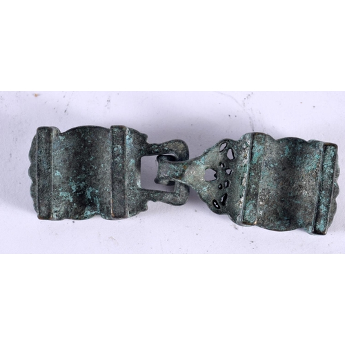 2100 - A CHINESE QING DYNASTY BRONZE DRAGON BELT BUCKLE. 7.5 cm long.