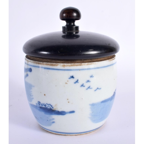 2136 - A 17TH/18TH CENTURY CHINESE BLUE AND WHITE BOWL AND COVER Kangxi/Yongzheng, painted with a figure wi... 