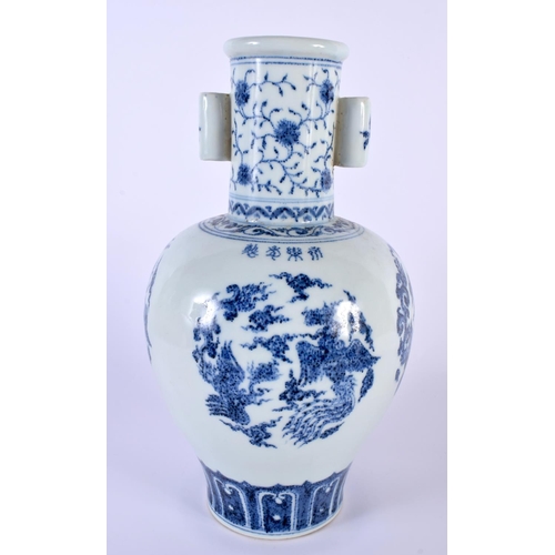 2162 - A LARGE CHINESE BLUE AND WHITE PORCELAIN ARROW VASE 20th Century. 30cm high.