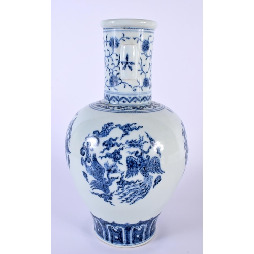 2162 - A LARGE CHINESE BLUE AND WHITE PORCELAIN ARROW VASE 20th Century. 30cm high.