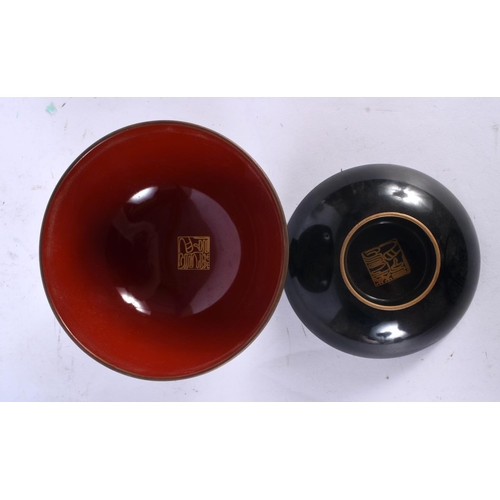 2188 - A 19TH CENTURY JAPANESE MEIJI PERIOD BLACK AND RED LACQUER BOWL AND COVER of elegant form. 11cm diam... 