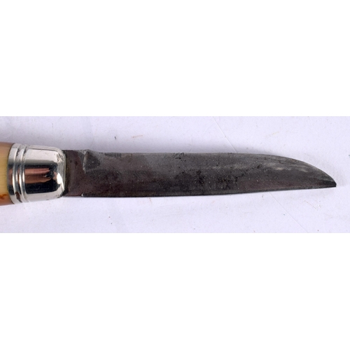 17 - AN UNUSUAL SMALL 19TH CENTURY CONTINENTAL SILVER MOUNTED HORN KNIFE of plain form. 17 cm long.