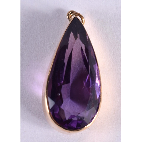 178 - A GOLD MOUNTED AMETHYST NECKLACE. 8.1 grams. Pendant 2.75 cm x 1.25 cm.