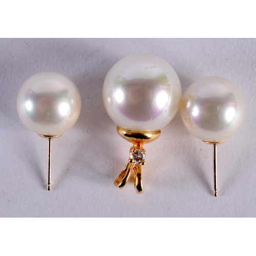 194 - A 14CT GOLD AND PEARL PENDANT with matching earrings. 6.9 grams. Largest 2 cm x 1.25 cm. (3)