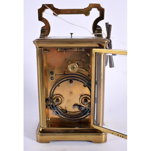 29 - AN ANTIQUE REPEATING CARRIAGE CLOCK. 15.5 cm high inc handle.