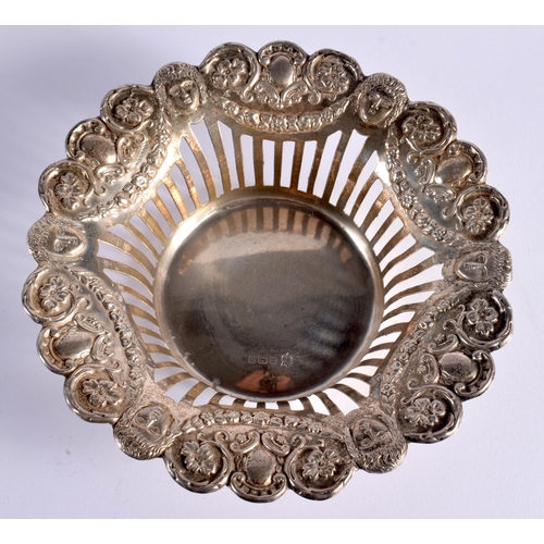 39 - FIVE SILVER DISHES. 292 grams. Largest 17 cm wide. (5)