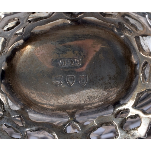 39 - FIVE SILVER DISHES. 292 grams. Largest 17 cm wide. (5)