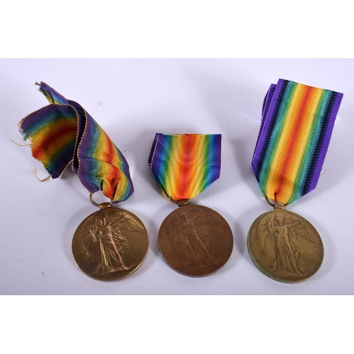 1315 - Three World War 1 Victory Medals awarded to  70667 Spr RG Thomas RE, 2637 Sjt W Warlock Glouc Regt,... 