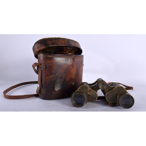 122 - A PAIR OF US MARINE CORPS FIELD BINOCULARS No 2817, within a Bausch & Lomb compass inset case. 14 cm... 