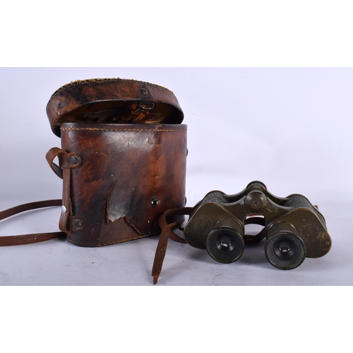 122 - A PAIR OF US MARINE CORPS FIELD BINOCULARS No 2817, within a Bausch & Lomb compass inset case. 14 cm... 