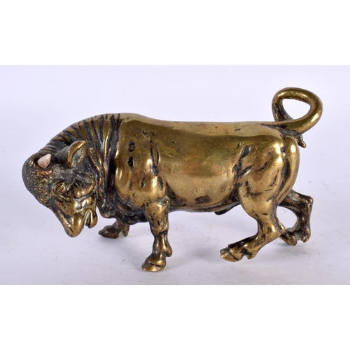 321 - A 19TH CENTURY EUROPEAN GRAND TOUR BRONZE FIGURE OF A BULL AFTER THE ANTIQUITY. 12cm wide