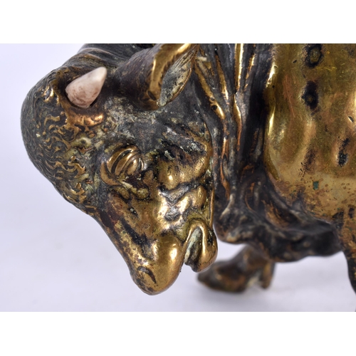 321 - A 19TH CENTURY EUROPEAN GRAND TOUR BRONZE FIGURE OF A BULL AFTER THE ANTIQUITY. 12cm wide