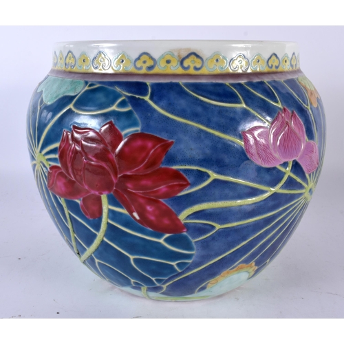 381 - A VERY UNUSUAL 19TH CENTURY CHINESE FAMILLE ROSE ENAMELLED PORCELAIN JAR bearing Kangxi marks to bas... 