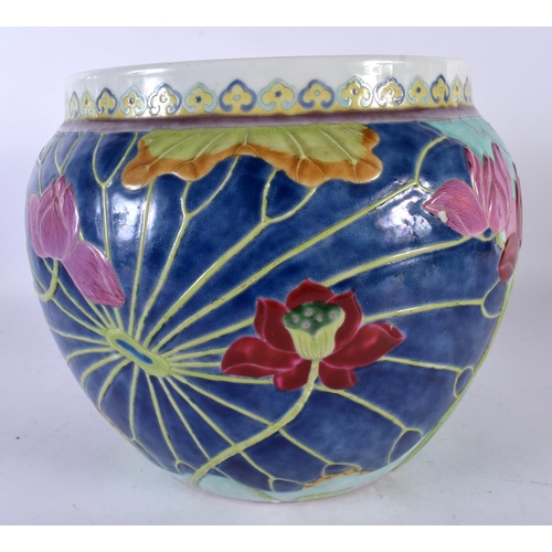 381 - A VERY UNUSUAL 19TH CENTURY CHINESE FAMILLE ROSE ENAMELLED PORCELAIN JAR bearing Kangxi marks to bas... 