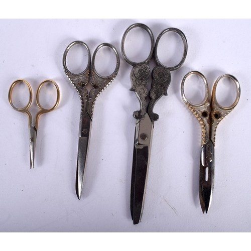 402 - AN 18TH/19TH CENTURY VELVET MOUNTED SCISSOR CASE containing four pairs of scissors. Case 16 cm x 6 c... 