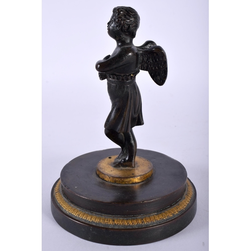 409 - AN 18TH/19TH CENTURY EUROPEAN GRAND TOUR BRONZE FIGURE OF AN ANGEL modelled upon a gilt highlighted ... 