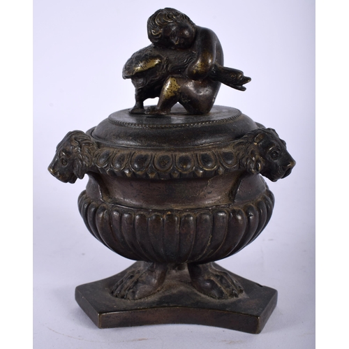 413 - AN EARLY 19TH CENTURY REGENCY GRAND TOUR BRONZE VASE AND COVER formed with a boy tussling with a swa... 