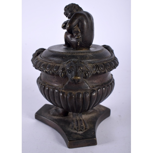 413 - AN EARLY 19TH CENTURY REGENCY GRAND TOUR BRONZE VASE AND COVER formed with a boy tussling with a swa... 