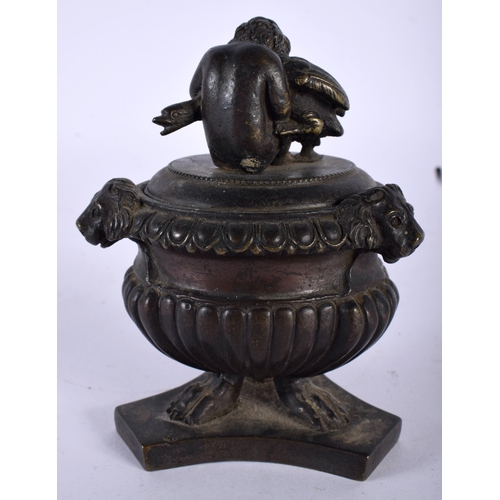 413 - AN EARLY 19TH CENTURY REGENCY GRAND TOUR BRONZE VASE AND COVER formed with a boy tussling with a swa... 