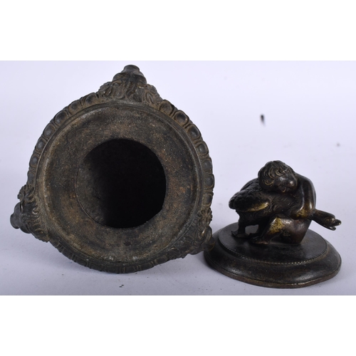 413 - AN EARLY 19TH CENTURY REGENCY GRAND TOUR BRONZE VASE AND COVER formed with a boy tussling with a swa... 